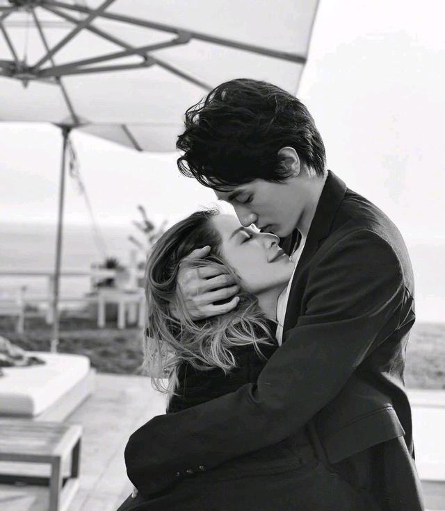 萧亚轩|萧亚轩小男友吐血紧急就医，给他压力太大，萧亚轩自责泪流不止