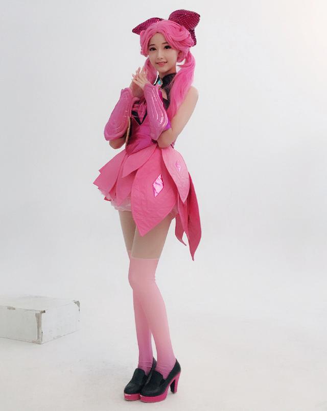 kpl美女解说接受央视采访,自曝月薪过万,看到这颜值后立马就懂了