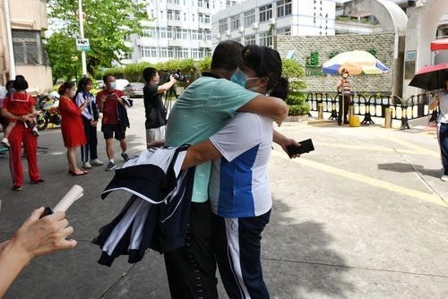 一个拥抱感谢妈妈的守候