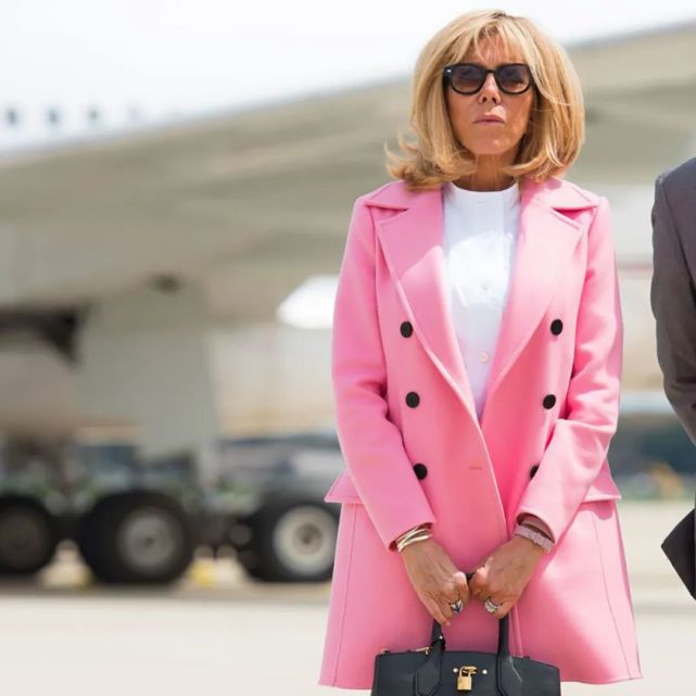 67岁布里吉特放飞自我,拿名包秀大钻戒,没了教师身份更加洒脱!