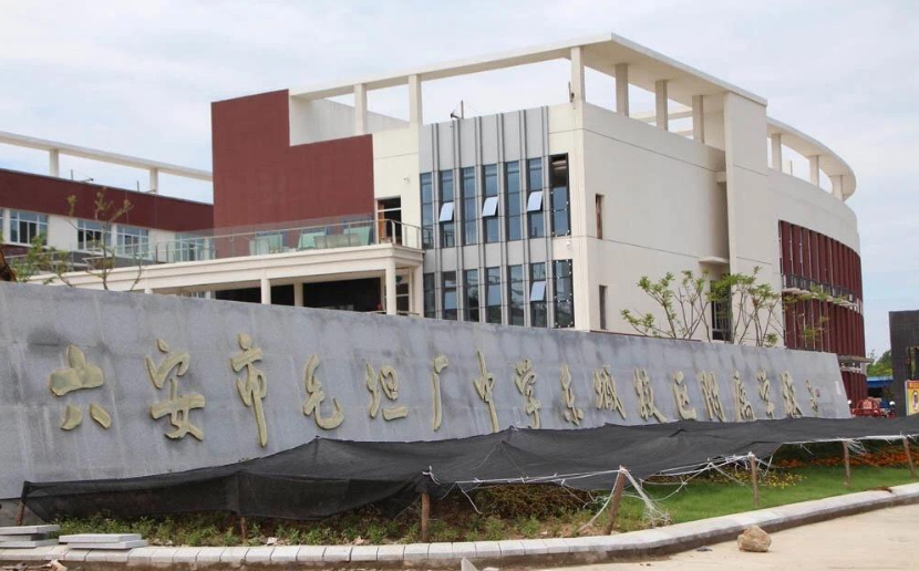 毛坦厂中学凭什么出名校长朱志明砸网吧的铁血手腕拯救了乡村中学