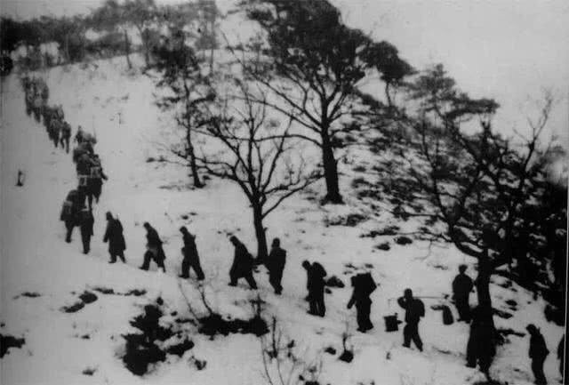 志愿军在翻山越岭进行迂回穿插13日清晨,打响了抗美援朝揭幕战的邓岳