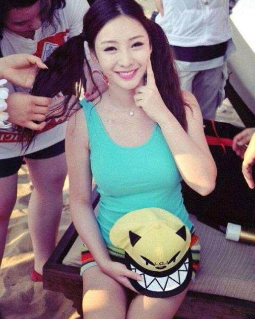 柳岩被要求看上学时穿背心照片看到后不敢认那一年她才17岁