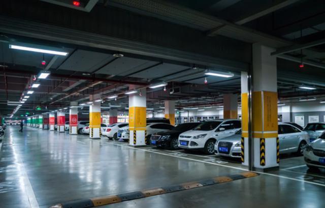 例如,在某些城市中,一个停车位的价格高达数十万元,许多车主为了能不