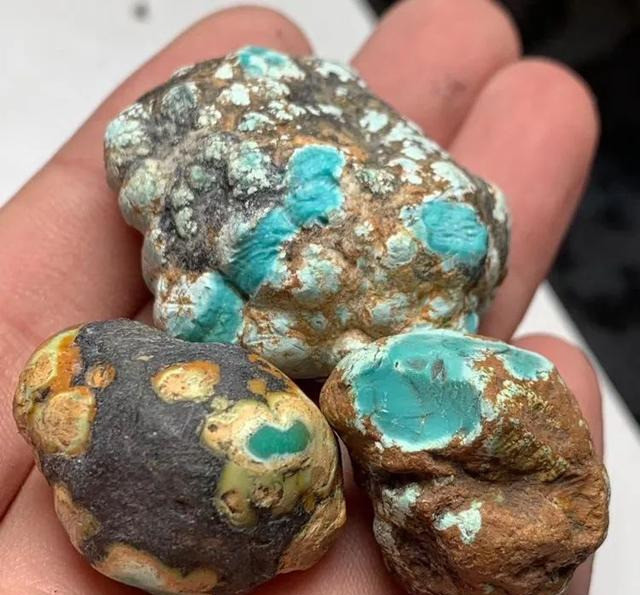 赌石现场:黄皮绿松石毛料的优点与缺点