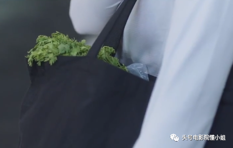 三十而已|这剧真讽刺：她找关系买了名牌限量包，才和拿260万包包的贵妇同框