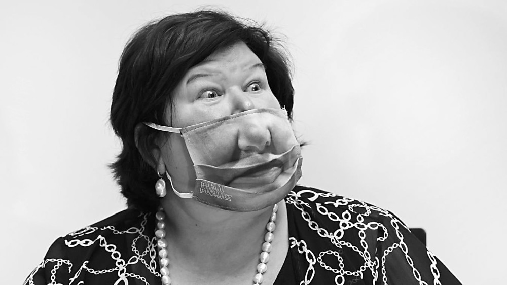 德布洛克|鼓吹“口罩无用论”比利时卫生大臣火了 其佩戴奇葩口罩引发热议