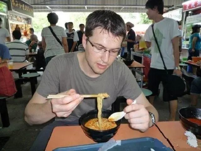 汗腺|为什么有些人吃饭时头部特别能出汗？