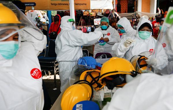 全身缠膜 挺尸病床!印尼新冠亡者惊悚惨况曝光