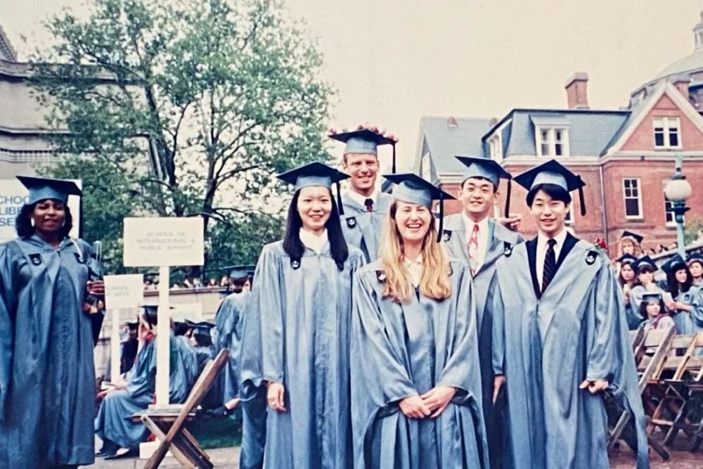 曲家瑞|她55岁身兼数职，坚持只恋爱不结婚：我的经济和能力都不输男人