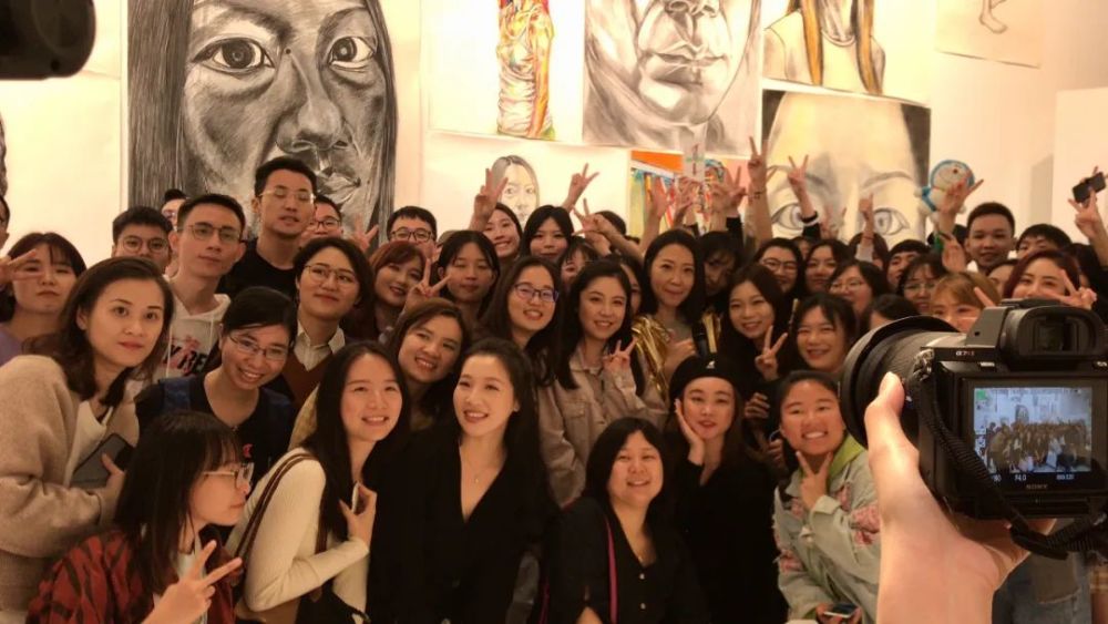 曲家瑞|她55岁身兼数职，坚持只恋爱不结婚：我的经济和能力都不输男人