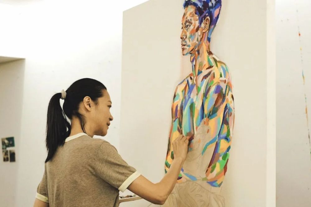 曲家瑞|她55岁身兼数职，坚持只恋爱不结婚：我的经济和能力都不输男人