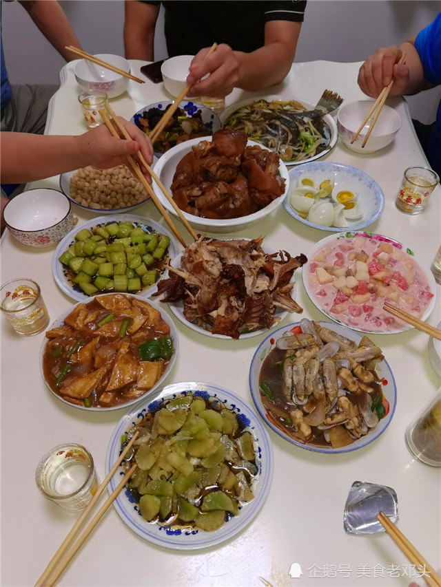放假带孩子回娘家避暑老妈下厨做一桌菜饭后吵着要多住几天