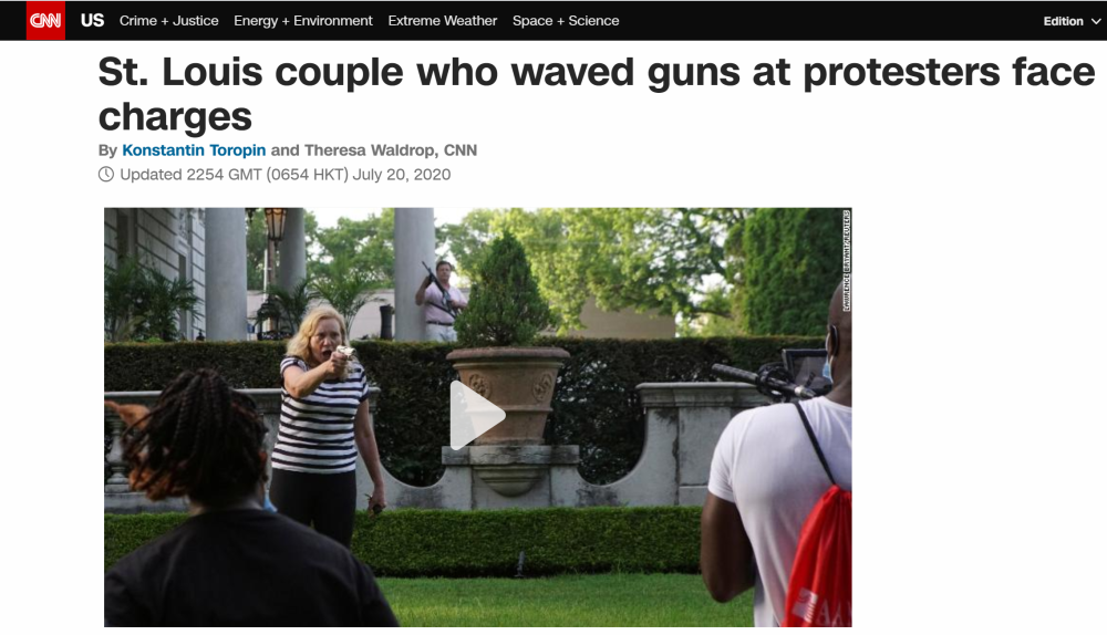 因持枪对准抗议者 守护自己豪宅的美国夫妇被指控非法使用武器重罪 腾讯新闻