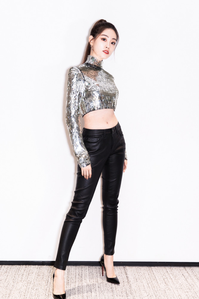 美女影视明星祝绪丹银色亮片上衣搭配黑色皮裤时尚写真
