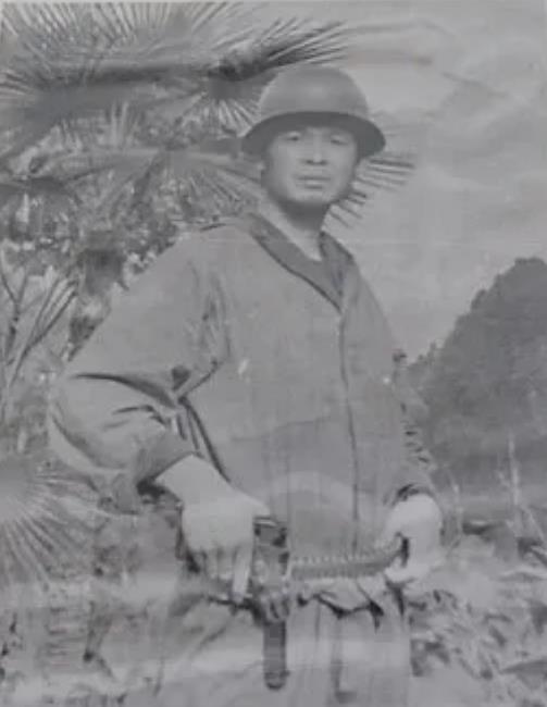 傅平山生前留影傅平山四处寻找战友,却没有任何结果.