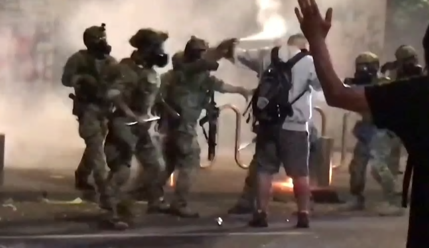 波特兰|波特兰街头可怕一幕：美国老兵质问联邦警员 结果被打断了手