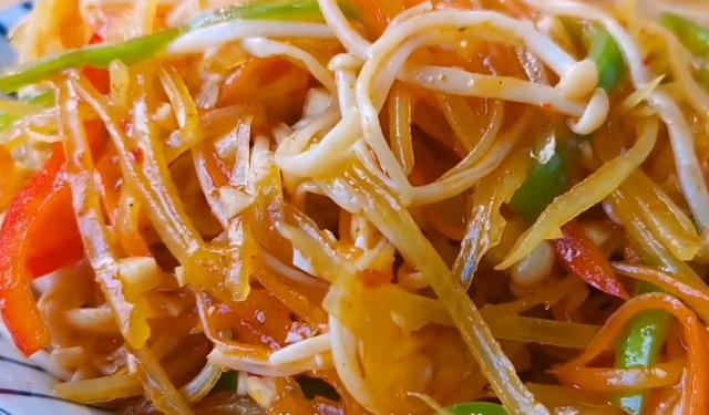 土豆配上金针菇,做出的美食比肉还香