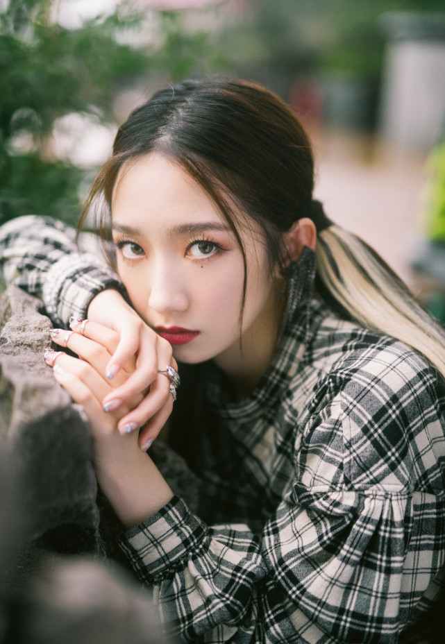 孟美岐也太帅了格子连衣裙凹出修长美腿双马尾上演反差萌