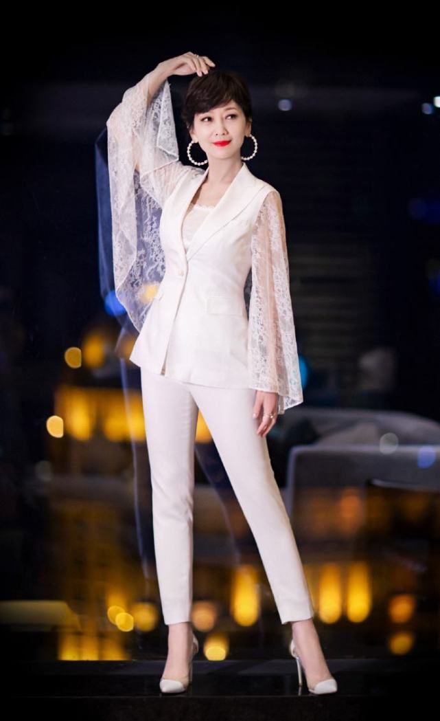 65岁赵雅芝晒七月美照,白衬衫配牛仔束腰好减龄,清爽又端庄