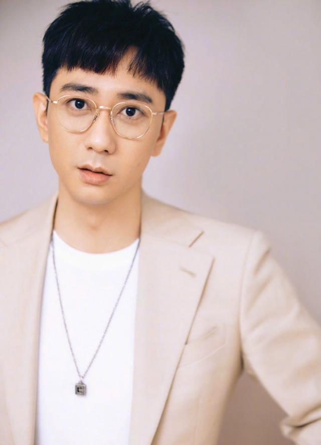 赖宝笔下很多幽默的段子到现在还被津津乐道,比如说反话的"富人晒太阳