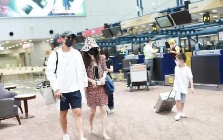 霍思燕|杜江一家三口机场同框，6岁嗯哼与爸爸推行李，霍思燕拎名包独自美丽