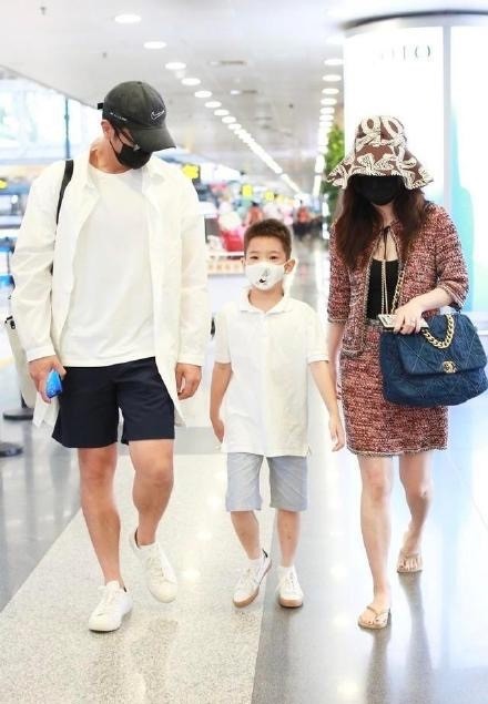 霍思燕|杜江一家三口机场同框，6岁嗯哼与爸爸推行李，霍思燕拎名包独自美丽