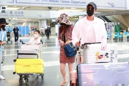 霍思燕|杜江一家三口机场同框，6岁嗯哼与爸爸推行李，霍思燕拎名包独自美丽