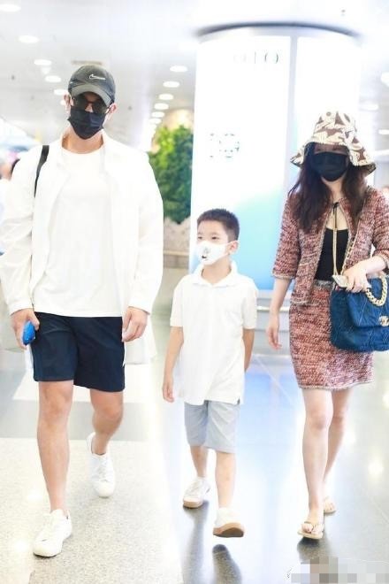 霍思燕|杜江一家三口机场同框，6岁嗯哼与爸爸推行李，霍思燕拎名包独自美丽