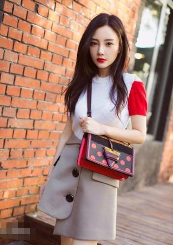 李小璐|李小璐发长文：幸好有女儿抱着我的腿，不堪重负的我早坠楼了