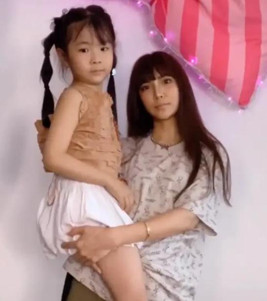 李小璐|李小璐发长文：幸好有女儿抱着我的腿，不堪重负的我早坠楼了