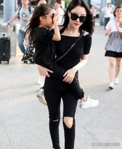 李小璐|李小璐发长文：幸好有女儿抱着我的腿，不堪重负的我早坠楼了