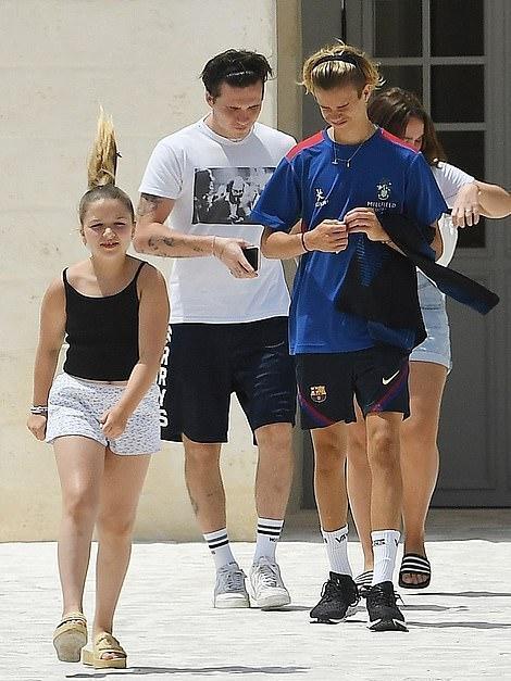 #贝克汉姆大儿子求婚#贝克汉姆大儿子求婚！女友穿薄纱衣超美，300万钻戒太闪