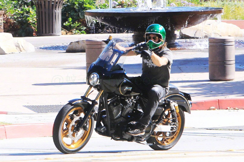 twd扮演者 "弩哥"和他的妻子还有女儿在洛杉矶公园里最新街拍照_腾讯