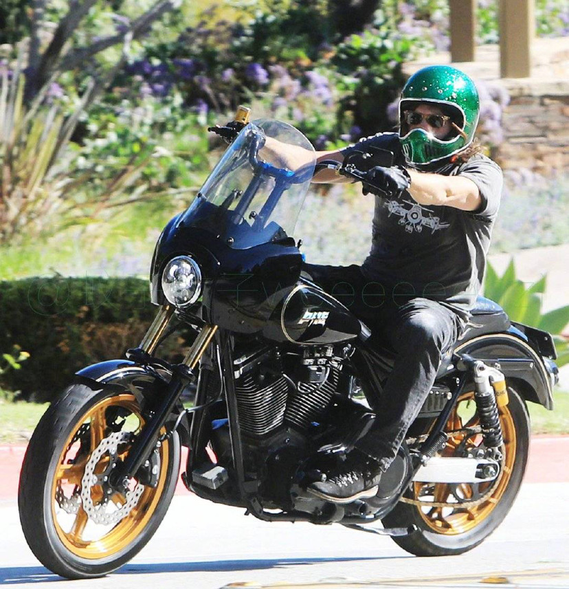 twd扮演者 "弩哥"和他的妻子还有女儿在洛杉矶公园里最新街拍照_腾讯