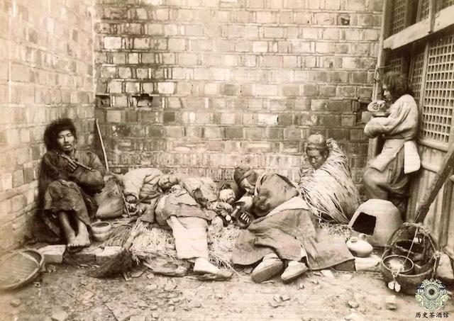 老照片再现吸食鸦片的清朝人:图1瘦成皮包骨,图5女子迷迷糊糊