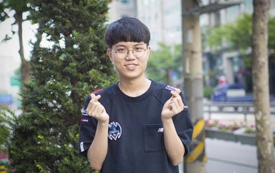 faker排位撞车阿水，指着Cuzz说少送一点才能赢