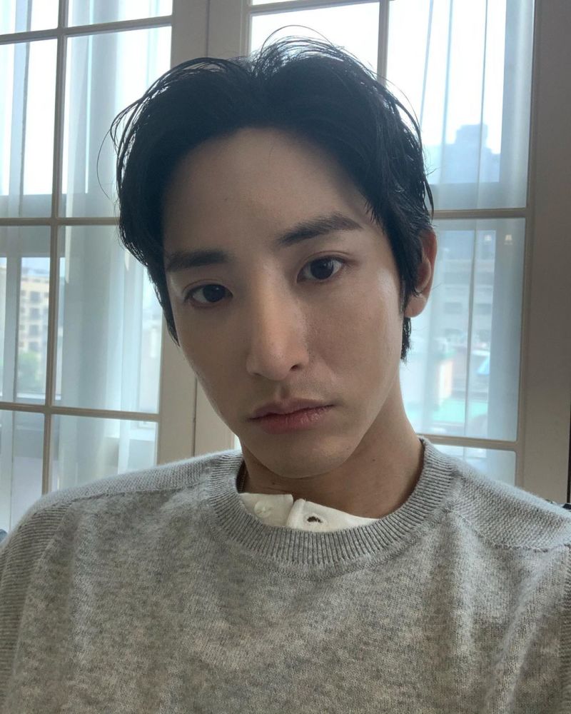 江南太子李洙赫晒自拍灰色毛衣配白内搭禁欲感满分求关注显霸总反差萌