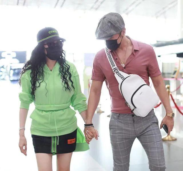 一身紧身打扮,显露出热爱健身得来的健硕身材,加上他身高有1米82,这个