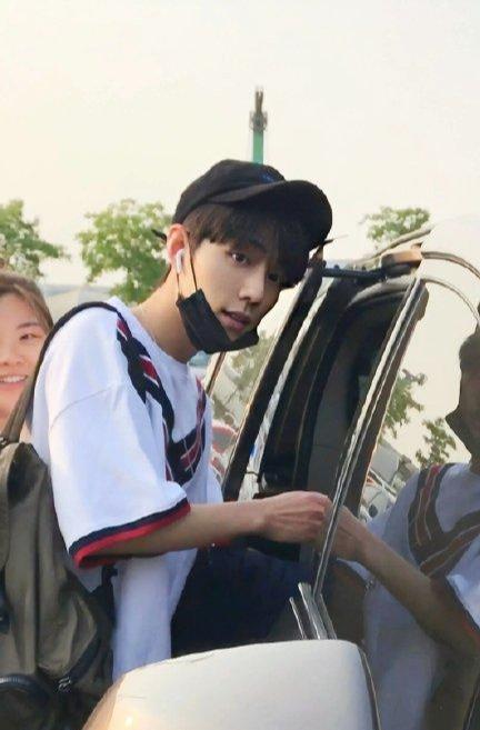 都市|都市青年肖战：一个人的独居生活方式是怎样的，了解后让人感慨