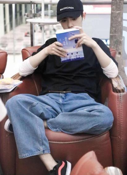 都市|都市青年肖战：一个人的独居生活方式是怎样的，了解后让人感慨