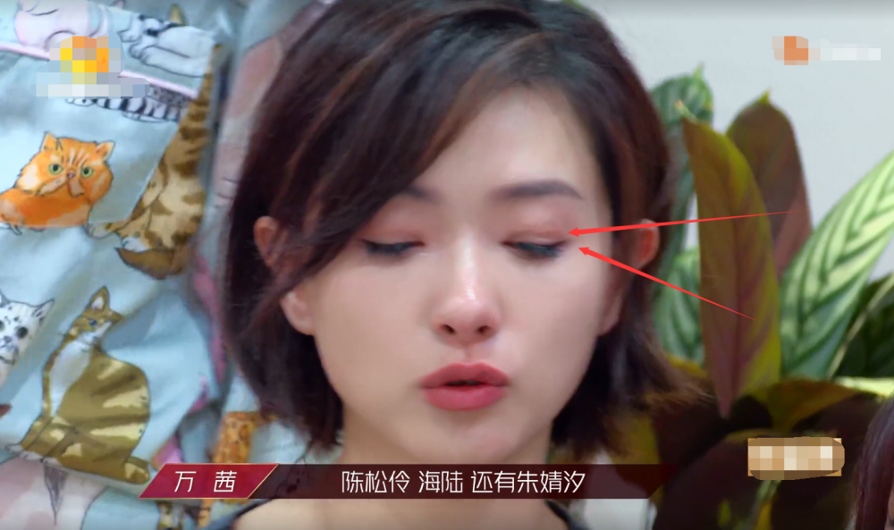万茜谈到三人深受触动,情绪激动开始泪崩,小组中的其他姐姐们也赶来
