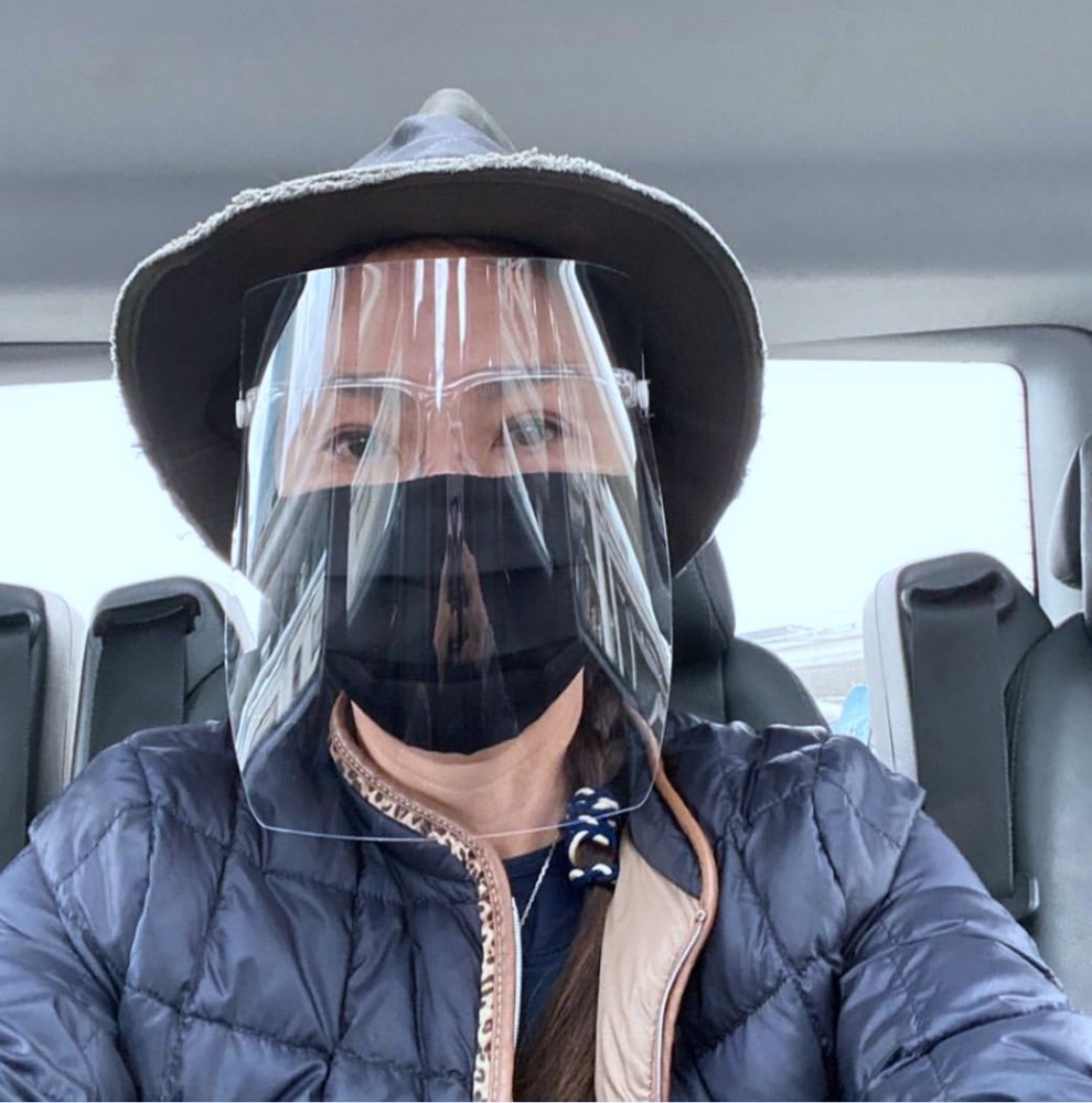 她戴着防晒帽子跟墨镜,拿着一瓶水自拍,还在肩膀上搭了一条白色的毛巾