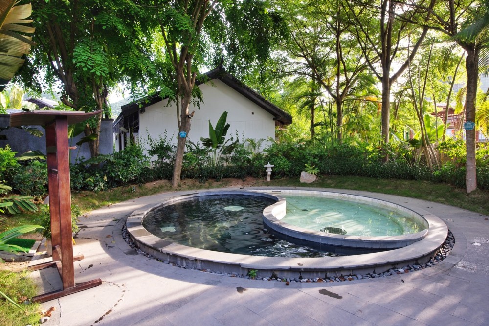 广东茂名有一处温泉度假区,充满了温馨浪漫,是暑期度假的好去处