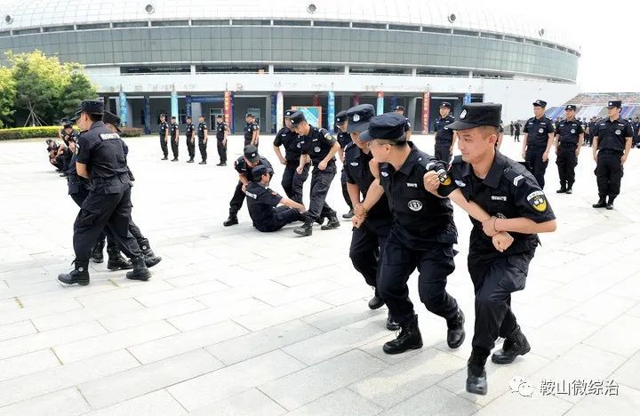 鞍山巡特警铁汉 顶着酷暑演练