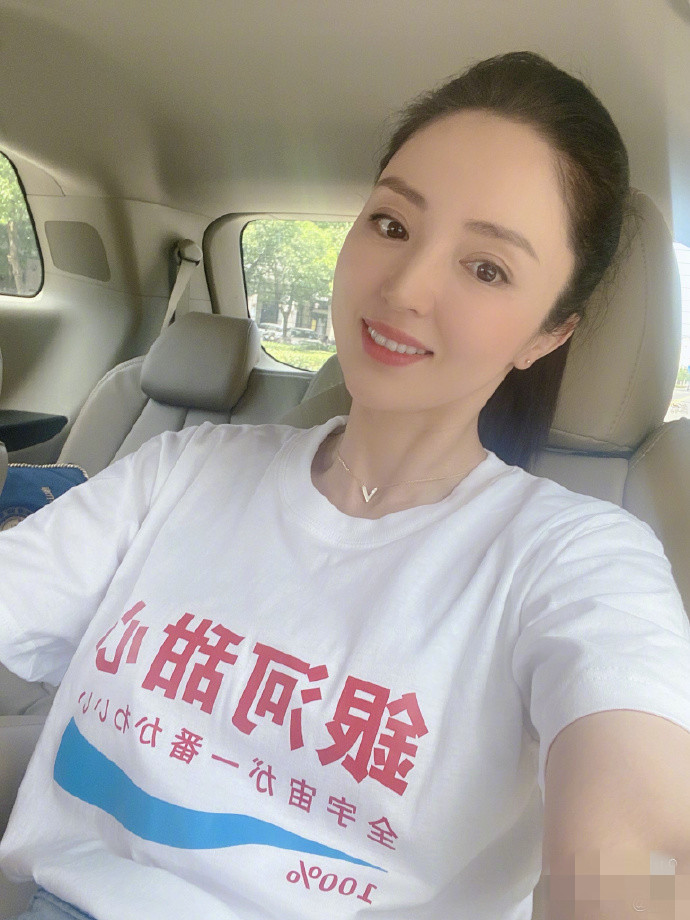 董璇|董璇被传新恋情后少女心炸裂，比剪刀手卖萌自夸可盐可甜