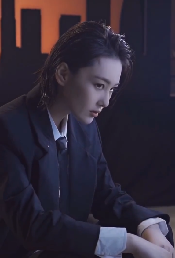 张馨予晒耍帅合集穿西装上演眼神十连杀超酷当妈后一点都不母