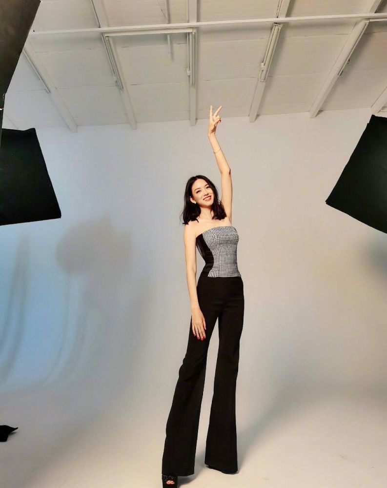 张梓琳|张梓琳晒老公正脸照，两人同款笑容夫妻相十足，胖妹瘦抽条超级美