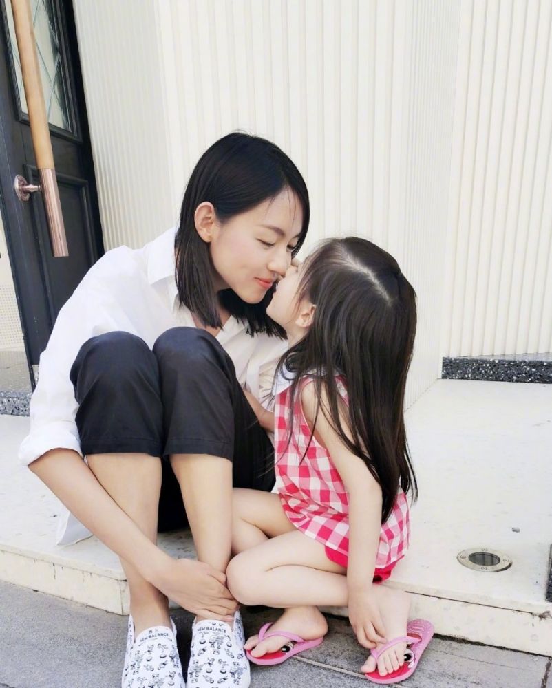 张梓琳|张梓琳晒老公正脸照，两人同款笑容夫妻相十足，胖妹瘦抽条超级美