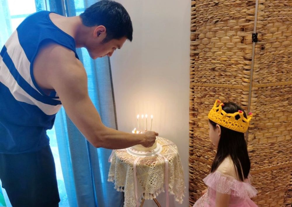 张梓琳|张梓琳晒老公正脸照，两人同款笑容夫妻相十足，胖妹瘦抽条超级美